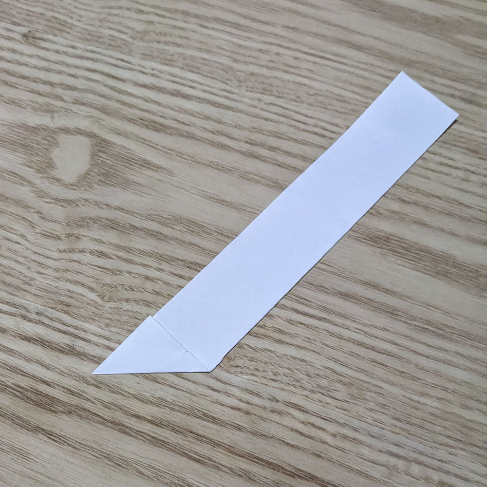 コピー用紙の端を三角に折る